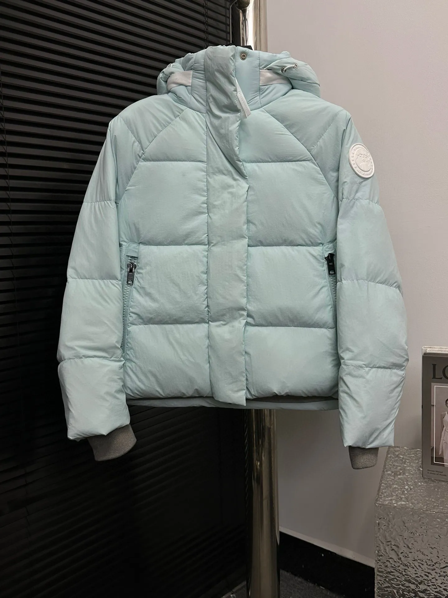 P780 【𝗖𝗔𝗡𝗔𝗗𝗔 𝗚𝗢𝗢𝗦𝗘】Capsule Series Macaron White Label Fabric: Made of soft EnduraLuxe fabric imported from DuPont, CORDURA, USA, which enhances the durability of easy-to-wear parts, is lightweight and durable; the liner is made of 400T anti-velvet gallbladder, which is comfortable, soft and non-velvet. : Equipped with a detachable hood, which can be adjusted in two directions, and is also filled with down, which brings greater softness and wrapping around the head and neck, and is full of warmth. This parka features white trim on the back and sides, and the hardware locks are all original and custom-made to match the muted fabric color. Goose label: The official website’s new series of silicone material labels, non-embroidery labels. Length: Fit hip-length. Size: XS-L